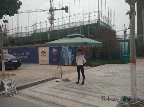 溪地美女警衛(wèi)的標(biāo)準(zhǔn)站姿！