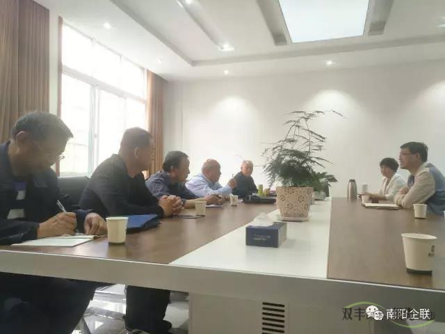 評審委員會有關(guān)專家認(rèn)真聽取南陽市雙豐印務(wù)有限公司總經(jīng)理陳世杰及財(cái)務(wù)總監(jiān)的詳細(xì)報(bào)告