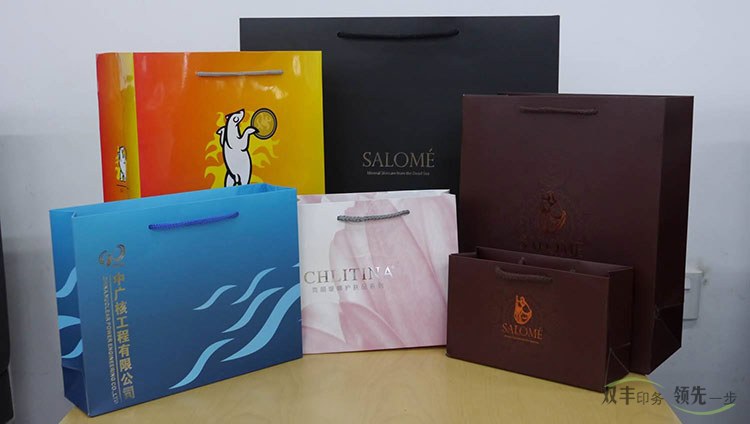 	手提袋印刷作為企業(yè)宣傳，品牌擴(kuò)大影響力的一個(gè)重要媒介，每個(gè)企業(yè)的營銷部都非常熟悉，一年要都要制作很多批次，每次活動(dòng)，促銷都要制作，在南陽，哪家手提袋印刷專業(yè)呢？